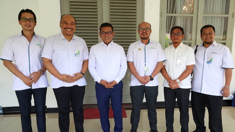 Gubernur Andra Soni saat menerima Deputi Kepesertaan Korporasi & Institusi BPJS Ketenagakerjaan Hendra Nopriansyah di Gedung Negara Banten, Senin (3/11).  - Biro Adpimpro Banten -