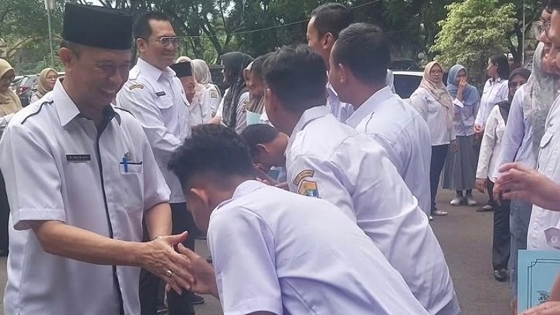 Kepala BPKAD Kota Serang, H. Imam Rana Hardiana menyerahan Surat Keputusan (SK) bagi Pegawai Pemerintah dengan Perjanjian Kerja Paruh Waktu. - Dok Pemkot Serang -