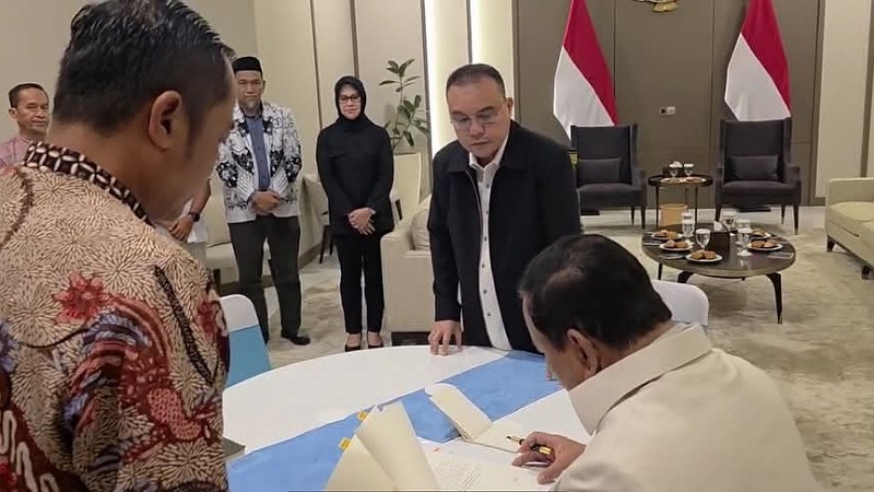 Dipecat Gara-gara Bantu Honorer, 2 Guru Direhabilitasi Prabowo!