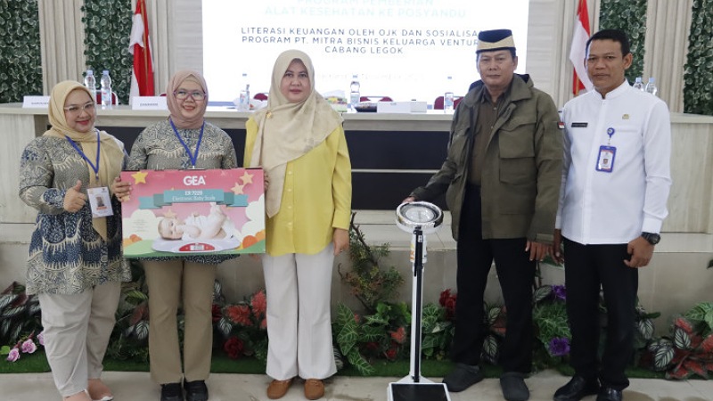 Uenyaluran alat kesehatan (alkes) untuk posyandu serta kegiatan literasi keuangan, di Kecamatan Legok. - Prokopim Tangerang -