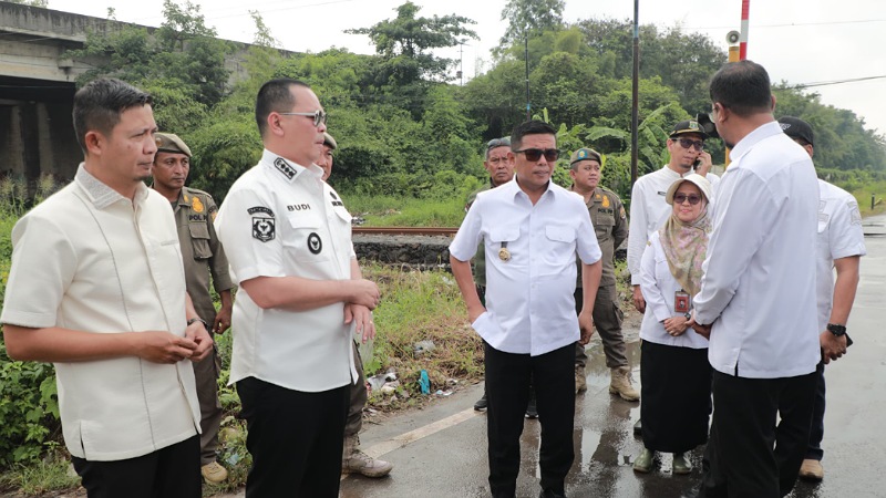 Gubernur Banten Andra Soni didampinig Wali Kota Serang Budi Rustandi saat mengecek lokasi pembangunan Frontage Unyur - Foto: Dok. Pemkot Serang -