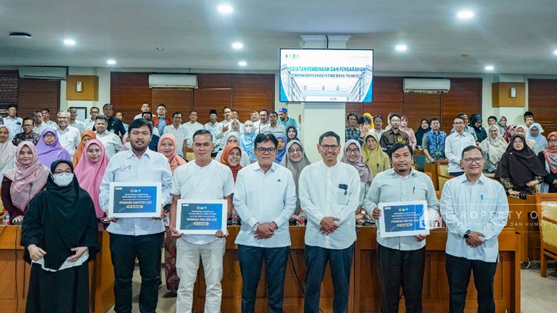 Rektor UIN Jakarta Prof Asep Saepudin Jahar bersama penerima beasiswa - Dok UIN Jakarta -