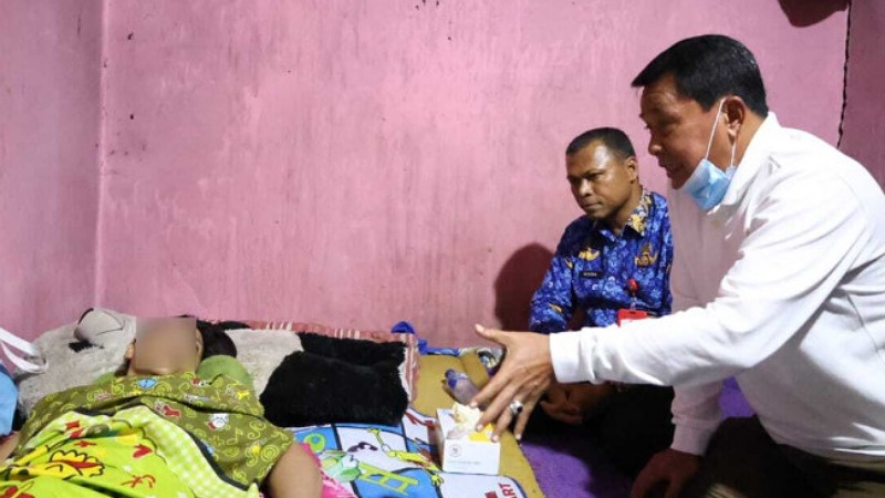 Bupati Tangerang Moch. Maesyal Rasyid menjenguk Dede Komalasari, seorang ibu tunggal penderita kanker payudara di Desa Blimbing, Kecamatan Kosambi, Senin (17/11/25). - Prokopim Tangerang -