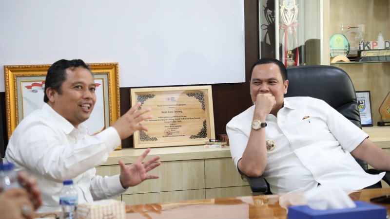 Wali Kota Serang Budi Rustandi berdiskusi dengan mantan Wali Kota Tangerang, Arief Rachadiono Wismansyah- Dok Pemkot Serang -