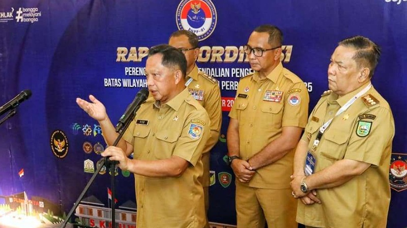 Mendagri Tito Karnavian memberikan keterangan pers tentang kewaspadaan bencana. - Foto: Puspen Kemendagri -