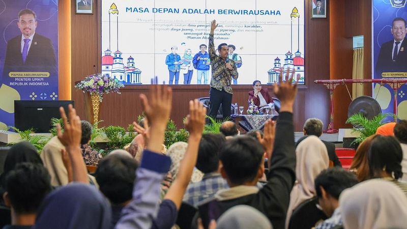Menteri UMKM Ajak Mahasiswa UNDIP Jadi Pengusaha Sejak Dini