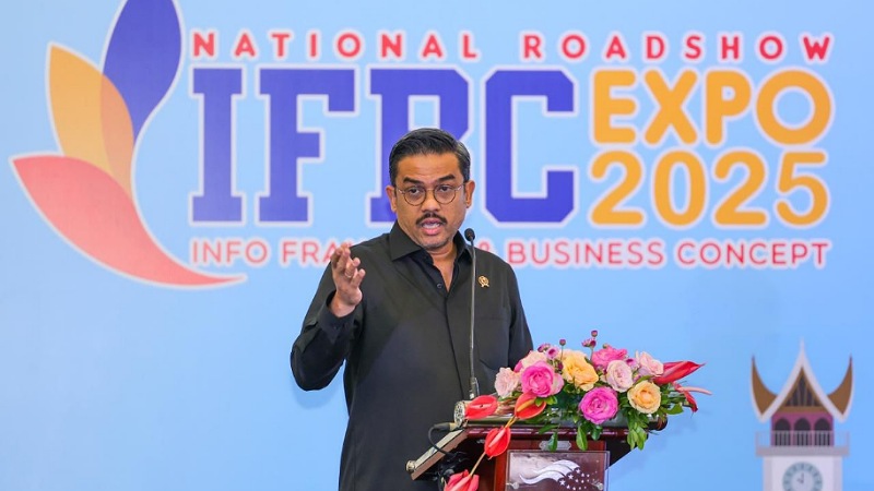 Naik Kelas Lewat Franchise, Waralaba Jadi Jembatan UMKM Tumbuh Lebih Besar! Menteri UMKM Maman Abdurrahman saat membuka Indonesia Franchise Week 2025 di ICE, Kabupaten Tangerang, Jumat (31/10). - Humas Kemen UMKM -