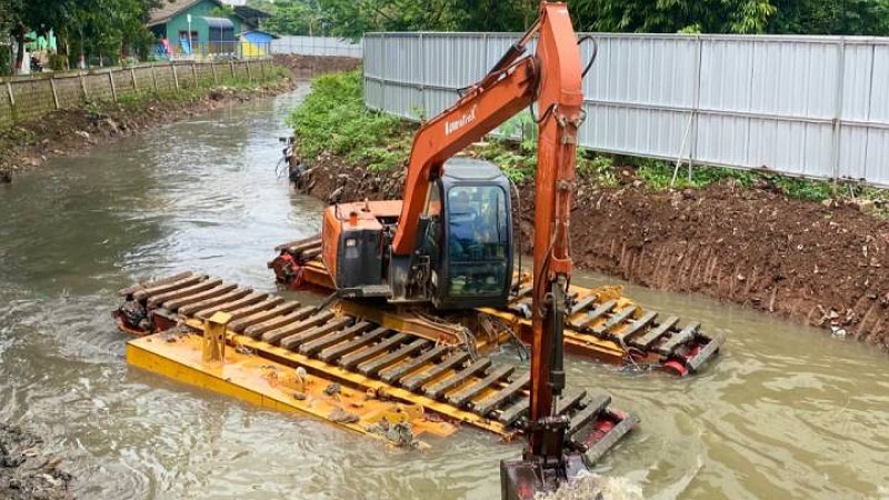 Pemkot Tangerang Ngebut Normalisasi Kali Angke, Alat Berat Diterjunkan!