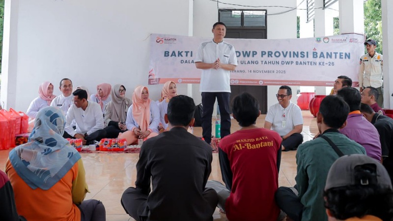 Sekda Provinsi Banten, Deden Apriandhi, bersama jajaran DWP  Banten menggelar acara makan siang bersama para petugas PPSU atau Pasukan Oranye. - Biro Adpimpro Banten -