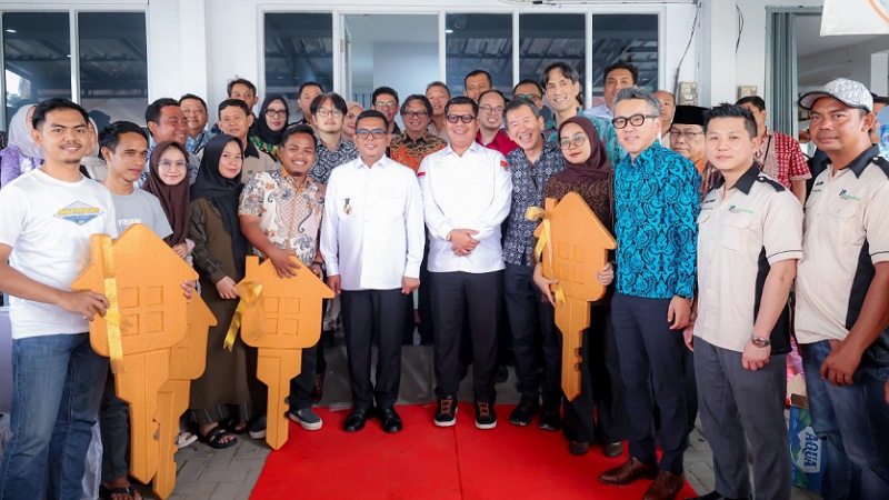 Gubernur Banten Andra Soni saat meninjau pelaksanaan Akad Massal Perumahan Bumi Nagara Lestari di Kecamatan Kibin, Kabupaten Serang, Kamis (13/11/2025). - Biro Adpimpro Banten -