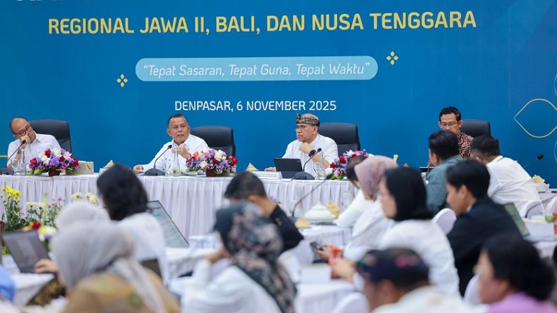 Wakil Menteri UMKM Helvi Moraza saat memimpin Rapat Koordinasi Penyaluran KUR Regional Jawa II, Bali, dan Nusa Tenggara di Kantor Perwakilan Bank Indonesia Provinsi Bali, Kamis (6/11) -Humas Kemen UMKM -