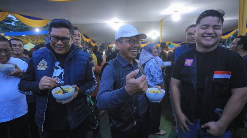 Wali Kota Tangerang Sachrudin dan wakilnya Maryono asik menikmati makanan Laksa di Culinary Day Kota Tangerang - Dok Pemkot Tangerang -