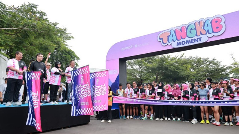 Wakil Bupati Tangerang Intan Nurul Hikmah melepas peserta Tangkab Fun Run 2025 di Scienta Square Park, Gading Serpong, Minggu (23/11/2025). - Prokopim Tangeran -