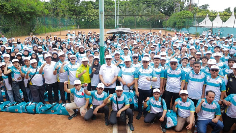Sekda Tangsel Bambang Noertjhajo membuka Kick Off Puslatcab Porprov Banten 2026 di Lapangan KONI Kota Tangsel, Rabu (12/11/2025). - Dok. Pemkot Tangsel -