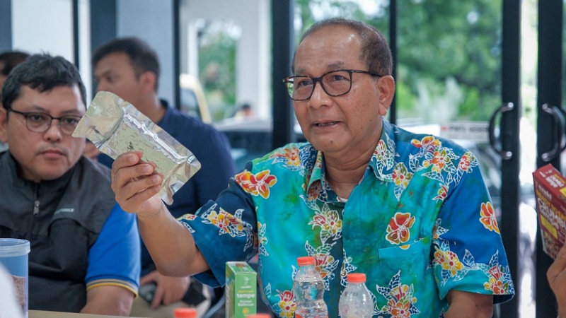 Sekretaris Kementerian UMKM, Arif Rahman Hakim meperlihatkan Tempe Bogor buatan PT Azaki. - Humas Kemen UMKM -