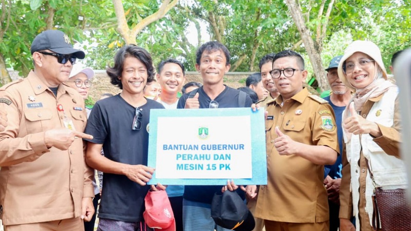 Andra Soni Serahkan Armada Kapal untuk Nelayan Carita, Aspirasi Warga Pesisir Dijawab Nyata!