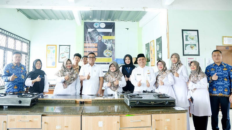 Gubernur Banten Andra Soni meninjau progres pembangunan dan rehabilitasi 13 ruang kelas di SMKN 1 Pandeglang. - Biro Adpimpro Banten -