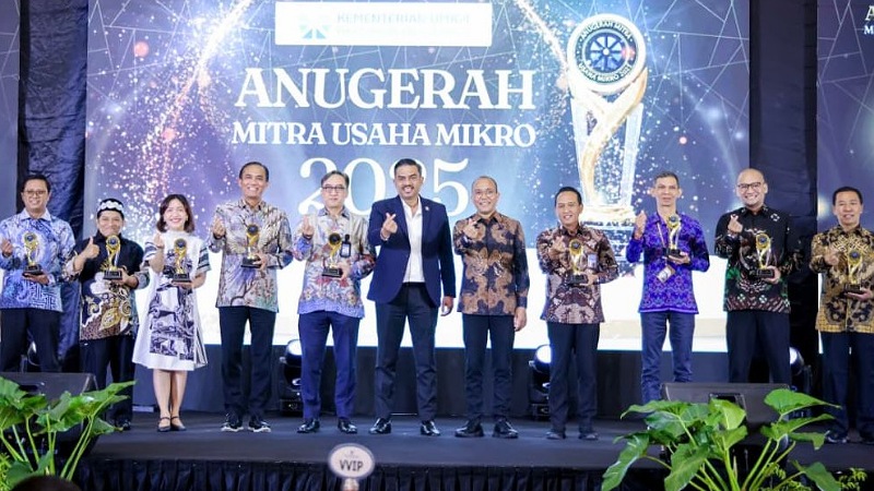 Menteri UMKM Maman Abdurrahman bersama para penerima Anugerah Mitra Usaha Mikro 2025 - Humas Kemen UMKM -