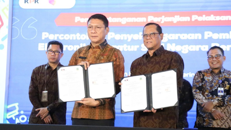 Sekda Banten Deden Apriandhi dan Deputi Bidang Pendidikan dan Peran Serta Masyarakat KPK RI Wawan Wardiana melakukan MoU pembelajaran e-learning, birokrasi bersin dan berintegritas, Senin (8/12/2025). - Biro Adpimpro Banten -