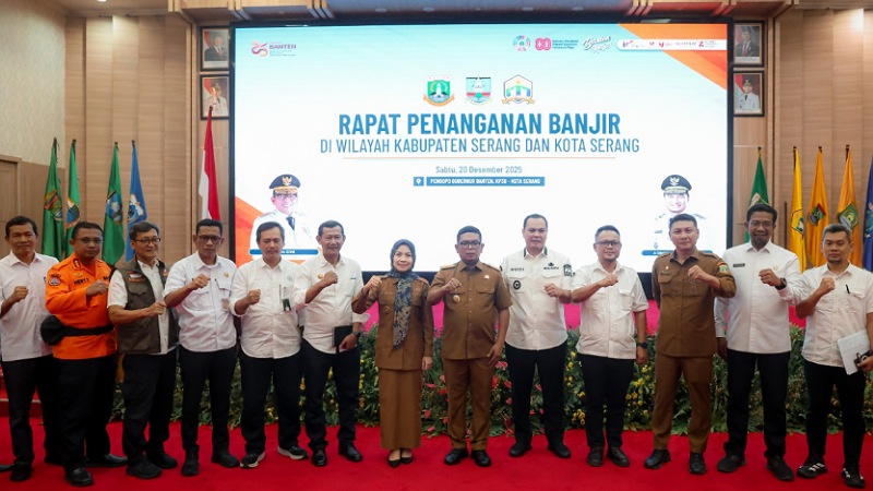 Gubernur Banten Andra Soni saat memimpin Rapat Koordinasi Penanganan Banjir Kabupaten Serang dan Kota Serang di Pendopo Gubernur Banten, KP3B Curug, Kota Serang, Sabtu (20/12/2025). - Biro Adpimpro Banten -
