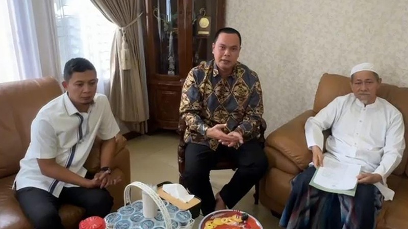 Wali Kota Serang Budi Rustandi menemui tokoh Masyarakat Banten KH Embay Mulya Syarief luruskan isu 'pelegalan' tempat hiburan malam - Dok Pemkot Serang -