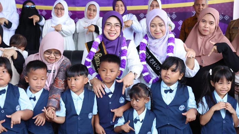 Bunda Paud Banten Tinawati Andra Soni saat mengunjungi TK Negeri Pertiwi Cikupa, Kabupaten Tangerang, Selasa (16/12/2025). - Biro Adpimpro Banten -