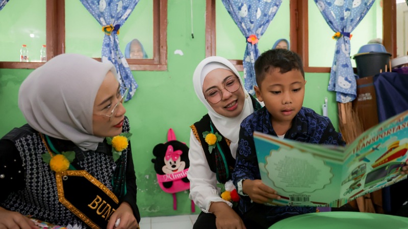 Bunda PAUD Banten Tinawati Andra Soni saat mengunjungi TK Negeri Pembina Rangkasbitung, Kabupaten Lebak, Kamis (18/12/2025). - Biro Adpimpro Banten -