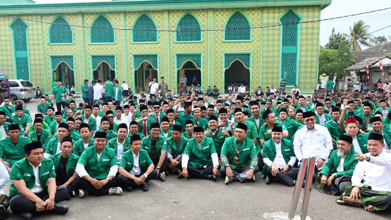 Bupati Tangerang Moch. Maesyal Rasyid mdi tengah-tengah keluarga besar GP Ansor dan Banser. - Dok. Prokopim Tangerang -