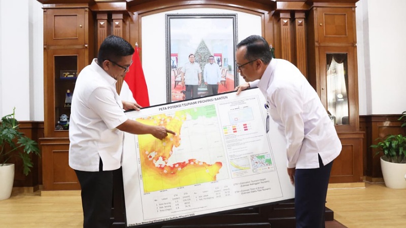Gubernur Andra Soni saat menerima audiensi Kepala Balai Besar Wilayah II BMKG Tangerang, Hartanto, bersama jajaran di Ruang Kerja Gubernur, KP3B Kota Serang, Rabu (24/12/2025). - Biro Adpimpro Banten -