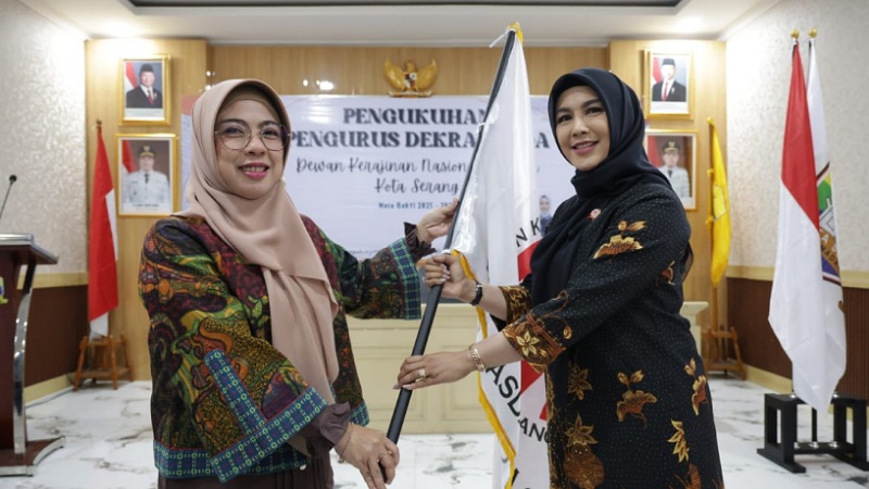 Ketua Dekrasnada Banten Tinawati Andra Soni  saat mengukuhkan Pengurus Dekranasda Kota Serang Masa Bakti 2025–2030. - Biro Adpimpro Banten --