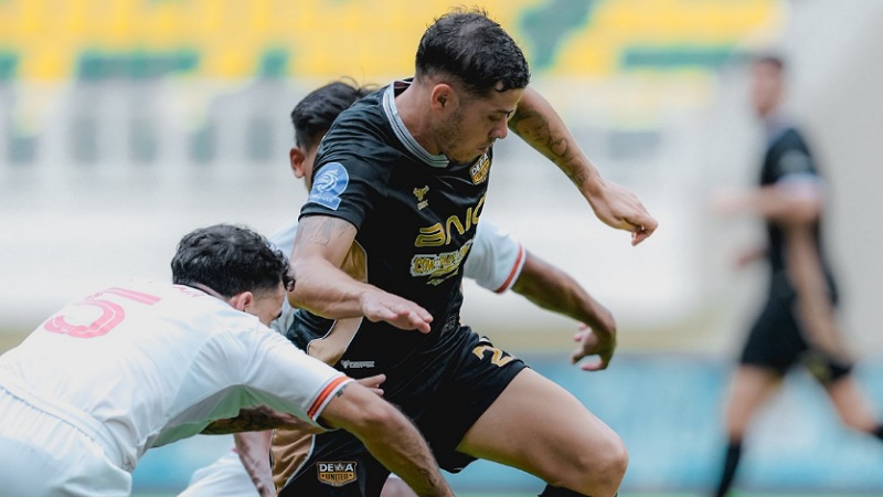 Pemain Dewa United Alexis Messidoro saat lawan Persis Solo - Dok. Dewa United -
