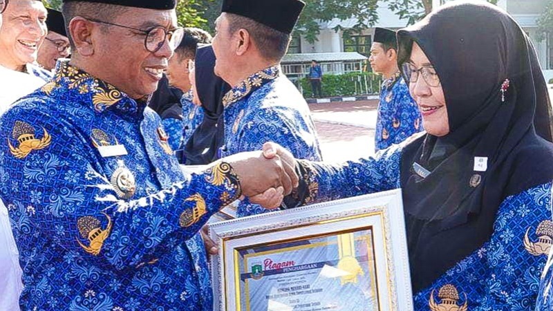 Gubernur Banten Andra Soni menyerahkan penghargaan KIPP 2025 kepada Dinkes Tangsel. - Dok Pemkot Tangsel -