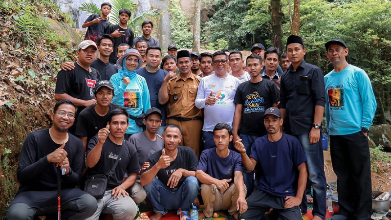 Gubernur Andra Tinjau Jalan Rusak ke Curug Cimanggung, Janji Perbaikan Skema Hibah