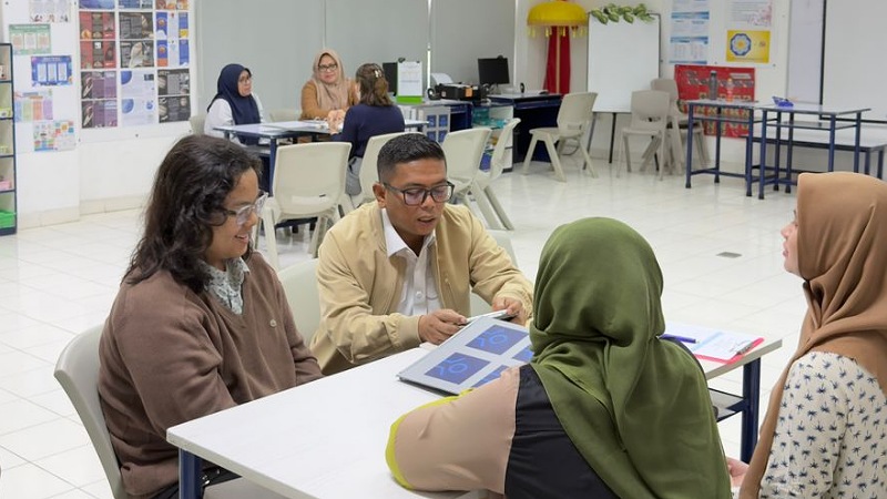 Gubernur Andra Soni saat mengambil rapor anaknya di sekolah - Biro Adpimpro Banten -