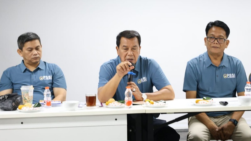 Bupati Tangerang, Moch. Maesyal Rasyid, memberikan motivasi dan arahan strategis kepada 25 pemain sepak bola U-20 PSSI Kabupaten Tangerang. - Prokopim Tangerang -