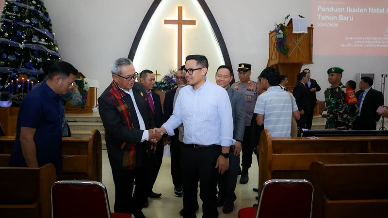 Wakil Wali Kota Tangsel Pilar Saga Ichsan meninjau pelaksanaan ibadah malam Natal di Gereja Huria Kristen Batak Protestan (HKBP) Distrik XXI Banten, Ciputat, Rabu (24/12/2025).  - Pemkot Tangsel -