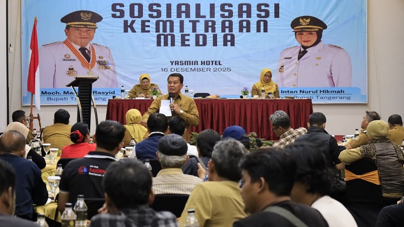 Bupati Tangerang Moch. Maesyal Rasyid bersama awak media - Prokopim Tangerang -