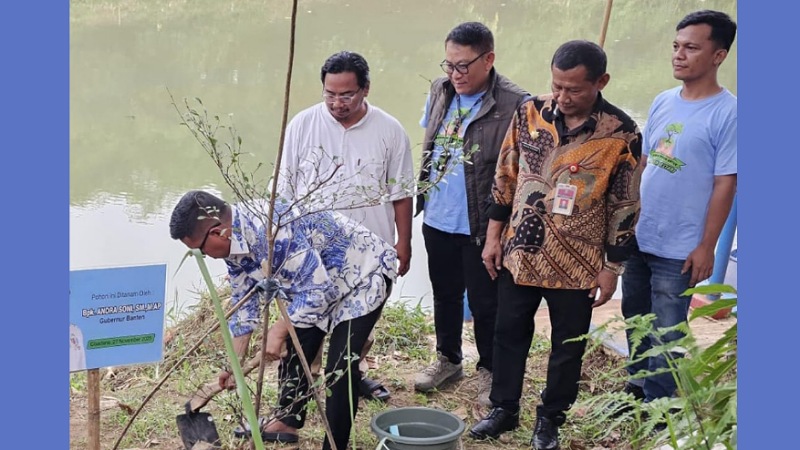 Gubernur Banten Andra Soni melakukan penanaman bibit pohon sebagai bentuk dukungan Banten Teduh. - Biro Adpimpro Banten -