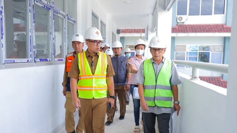 Wakil Wali Kota Tangsel Pilar Saga Ichsan meninjau progres pembangunan sekolah SMP N 18, Senin (15/12/2025). - Dok Pemkot Tangsel -