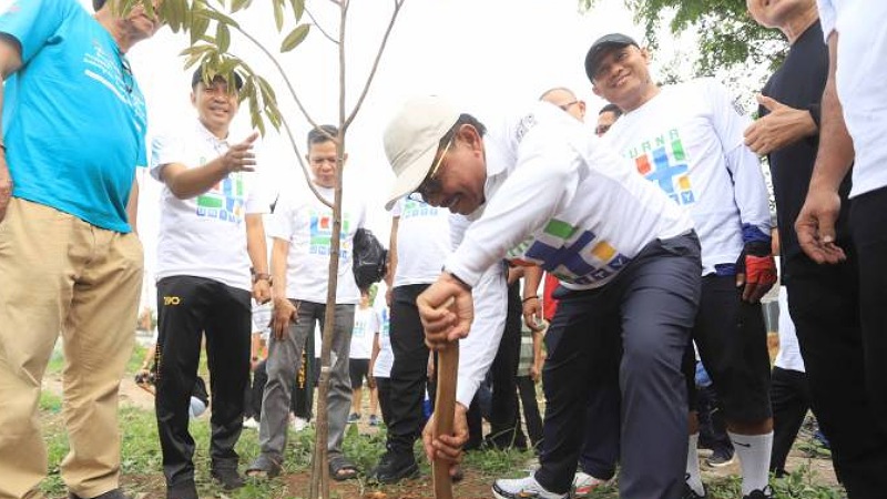 Wali Kota Tangerg Sachrudin melakukan Kick Gerakan Tanam Pohon serentak di 13 kecamatan, Minggu (30/11/2025) - Pemkot Tangerang -