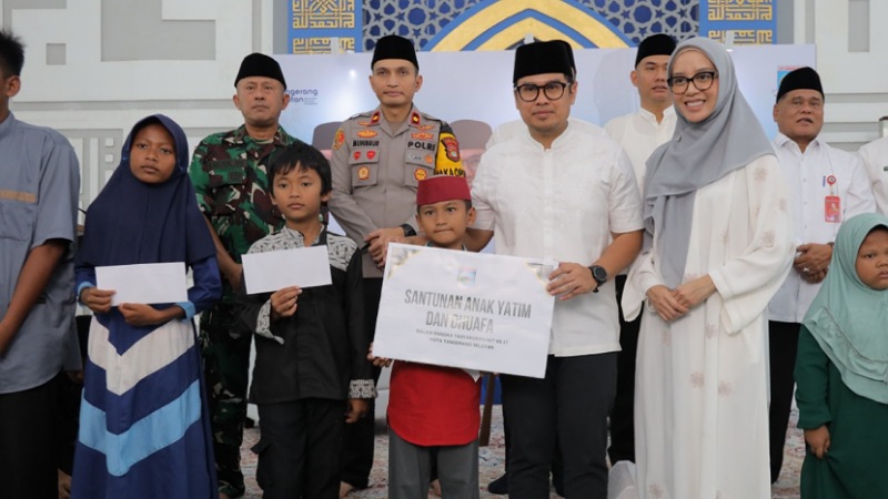 Wakil Wali Kota Tangsel Pilar Saga Ichsan saat memberikan santunan kepada anak yatim di acara Tablig Akbar Harmony Fest. - Dok. Pemkot Tangsel -