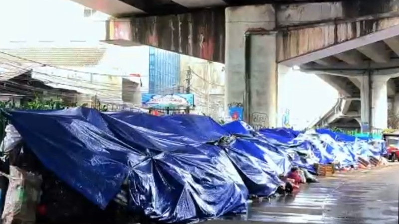 TPA Cipeucang Ditutup Sementara, Sampah Menggunung di Kolong Flyover Ciputat, Bau!