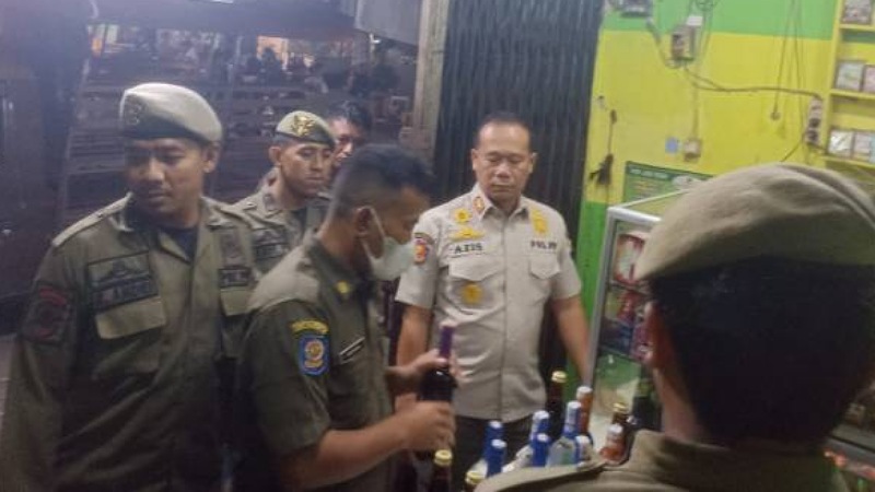 144 Botol Miras Disita, Satpol PP Kota Tangerang Sikat Warung Jamu Nakal!