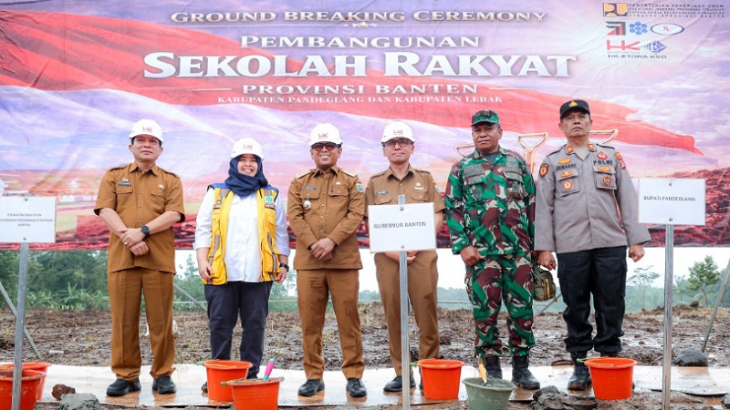 Gubernur Banten Andra Soni melakukan peletakan batu pertama (groundbreaking) pembangunan Sekolah Rakyat Provinsi Banten, Senin (12/1/2026). - Biro Adpimpro Banten -