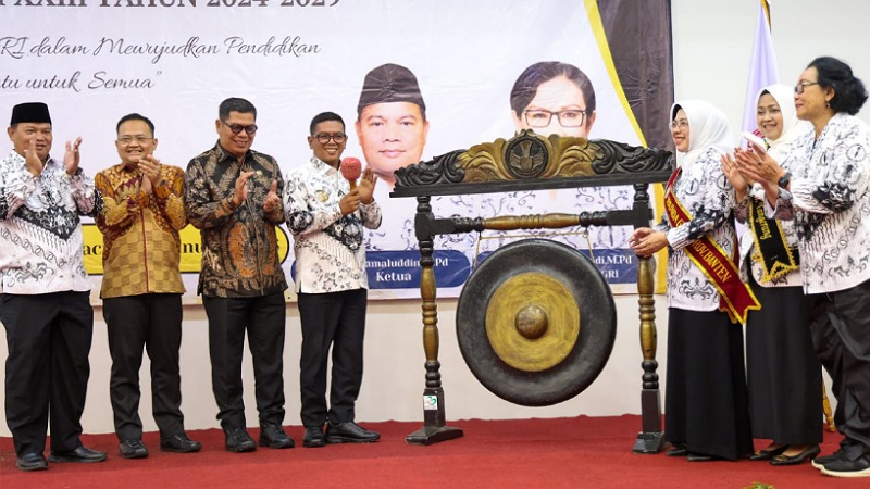 Andra Soni–Tinawati Terima Anugerah PGRI, Komitmen Pendidikan Banten!