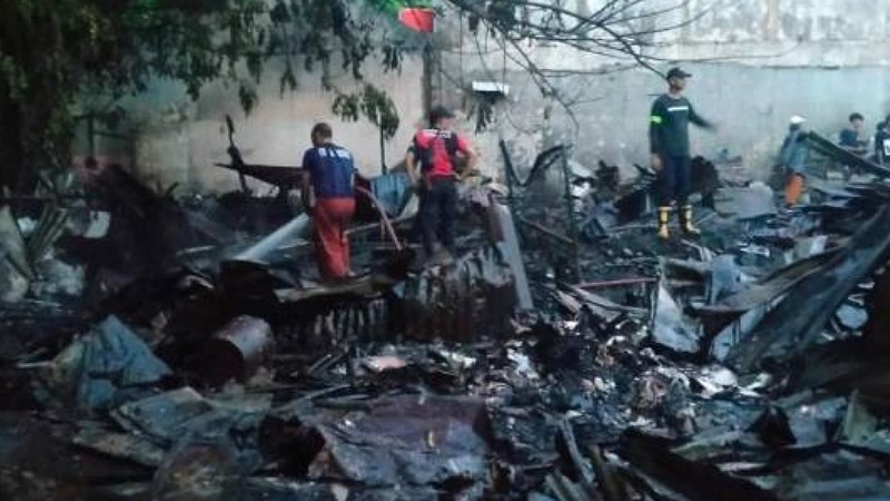 Petugas BPBD Kota Tangerang berjibaku selama hampir lima jam untuk menaklukkan kebakaran besar yang melanda lapak limbah dan sebuah restoran di Karawaci - Dok. Pemkot Tangerang -