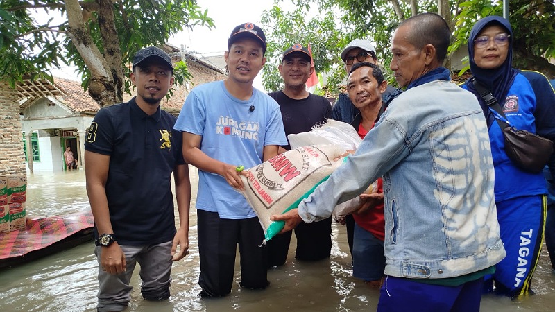 Wakil Wali Kota Serang, Nur Agis Aulia, memberikan bantuan di lokasi banjir di  Cikedung, Keroya Permai, dan Keroya Indah, Kecamatan Kasemen, Sabtu (3/1/2026). - Dok Pemkot Serang -