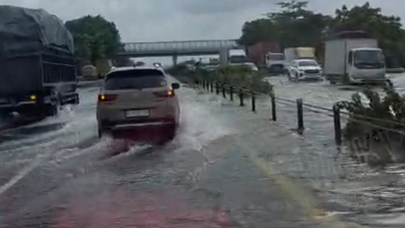 Banjir masih menggenangi Jalan Tol Tangerang–Merak KM 49–50 pada Minggu pagi, menyebabkan arus lalu lintas terganggu. - Foto: Dok RM Banten -