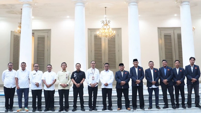 Gubernur Banten Andra Soni berfoto bersama jajaran si jajaran pengurus Komite Olahraga Nasional Indonesia (KONI) Provinsi Banten di Gedung Negara Provinsi Banten, Kota Serang, Jumat (23/1/2026). - Biro Adpimpro Banten -
