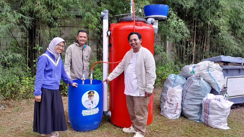Bantu Kurangi Sampah Tangsel, Gubernur Andra Salurkan Toren POC dan Biogas